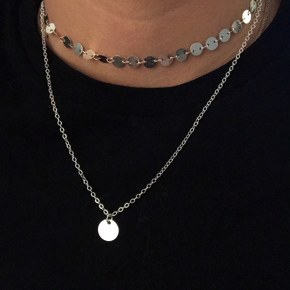 NWT DAINTY CHOKER NECKLACE WITH CIRCLE PENDENT